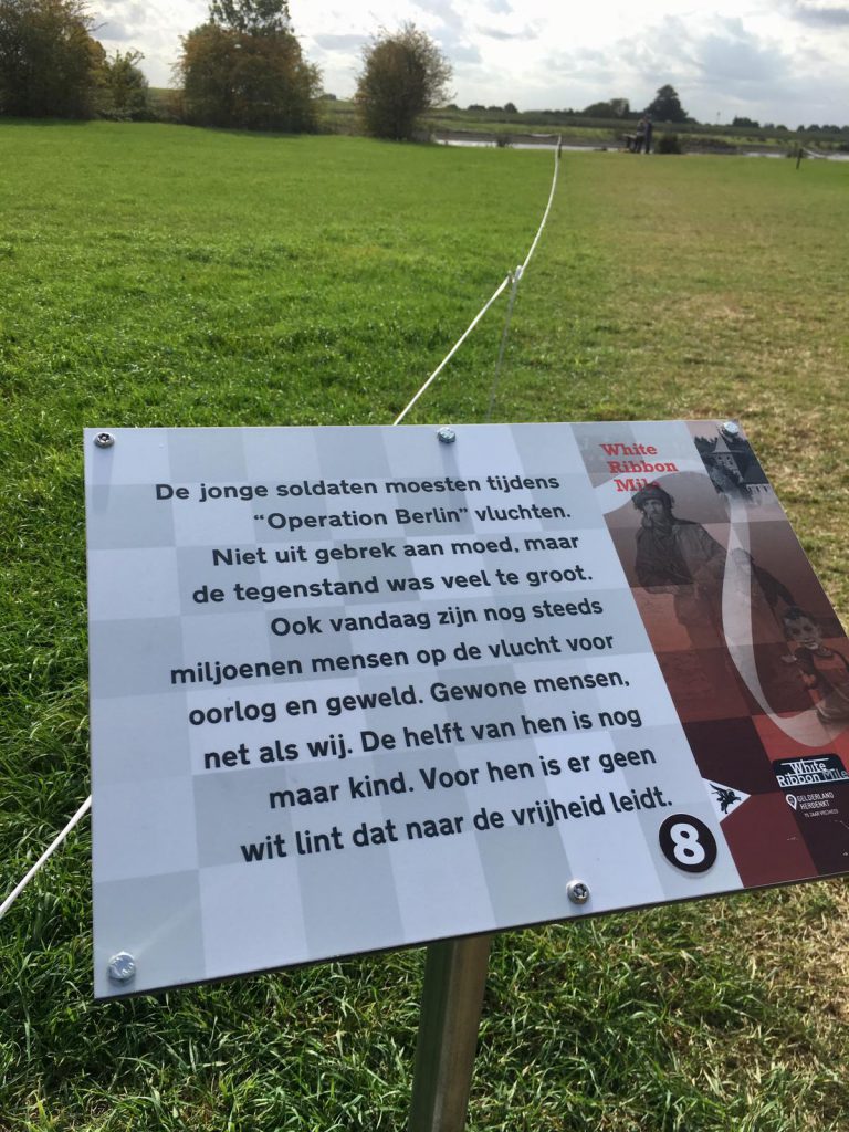 Bord met tekst over de White Ribbon Mile
