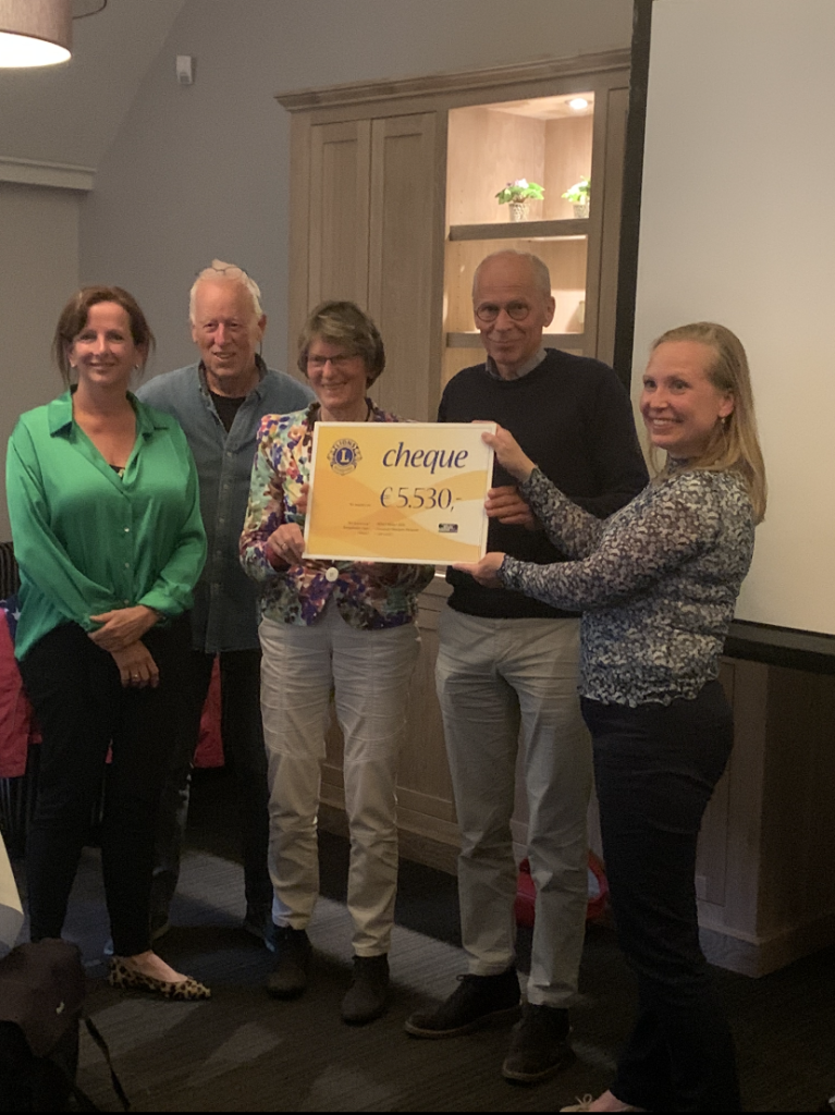 Overhadiging cheque door Liionsclub