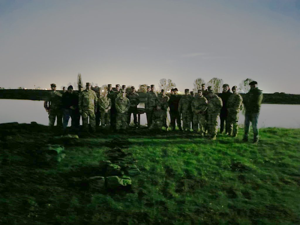 Militairen bj het monument aan de Rijn