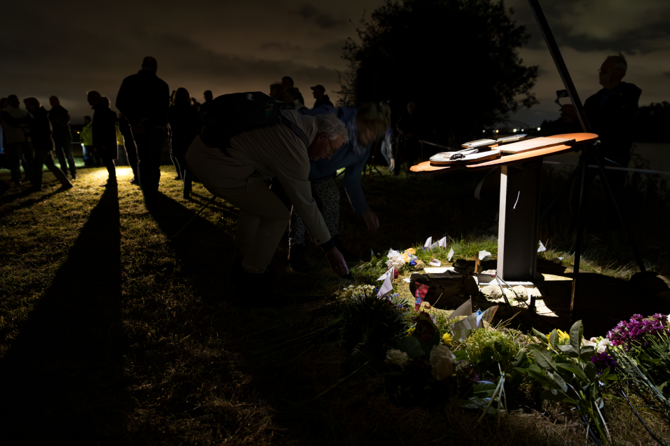 Bezoekers stille tocht leggen bloemen bij het monument