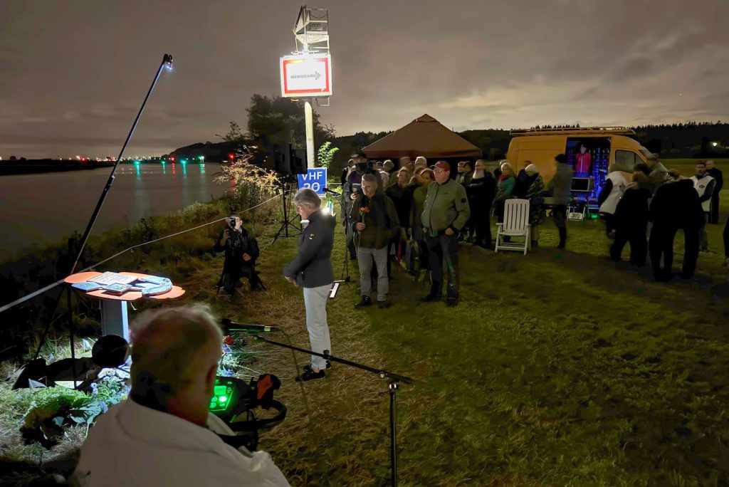 Bloemen leggen bij monument aan de Rijn