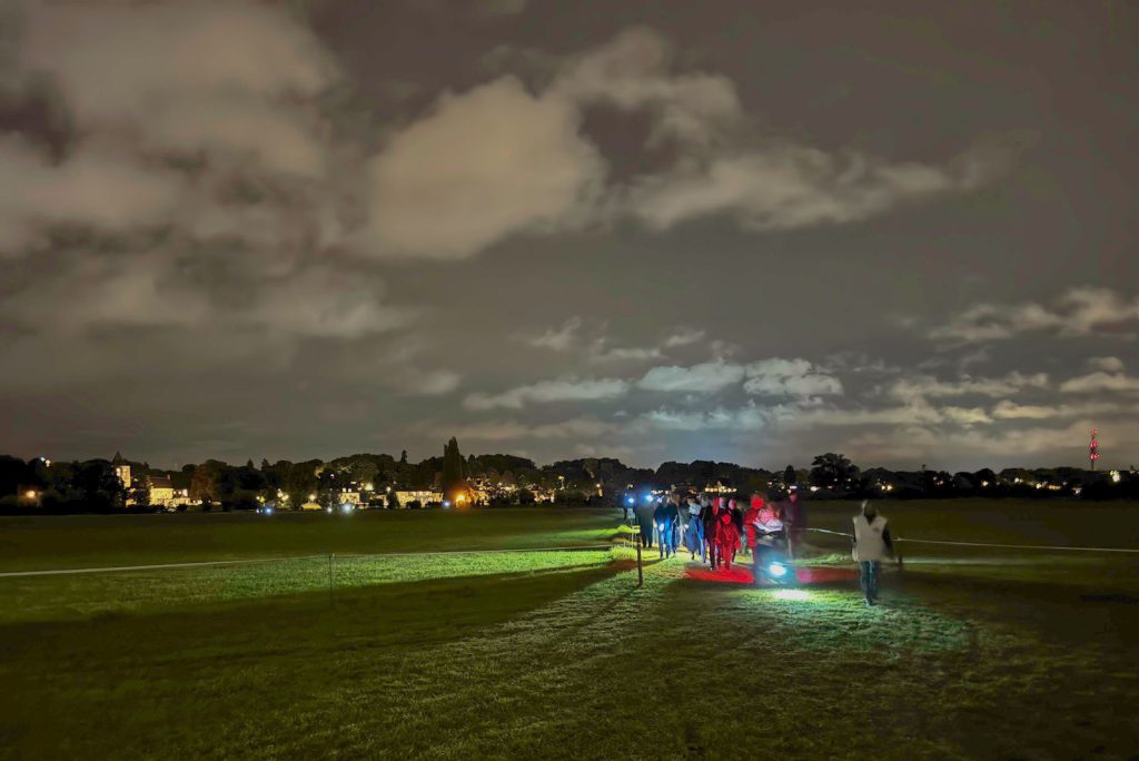 Bezoekers van stille tocht op weg naar oude kerk